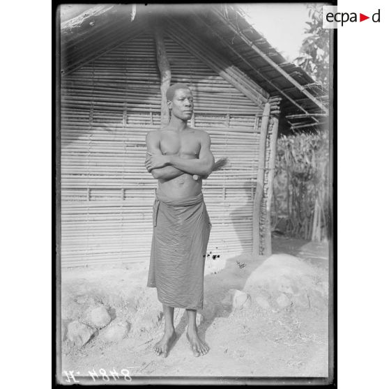 Poala. Type d'homme de race Elong. [légende d'origine]