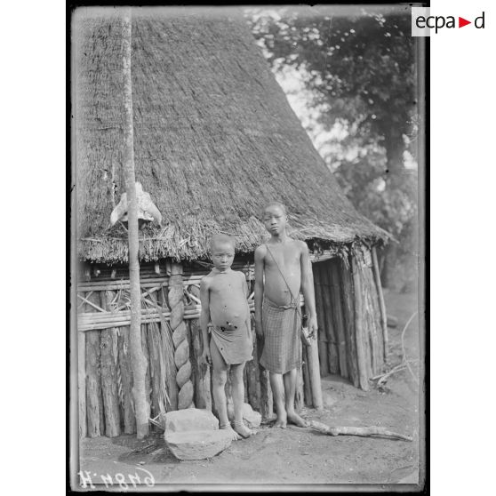 Poala. Enfants de race Elong. [légende d'origine]