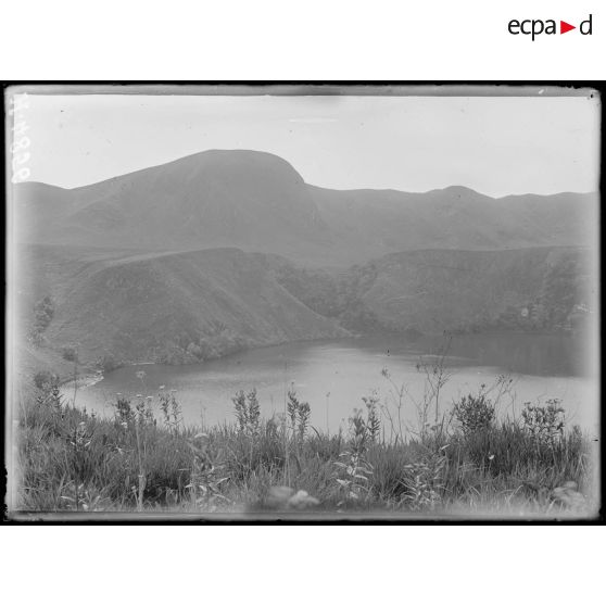 Lac de l'Eboga. Ensemble du lac. [légende d'origine]