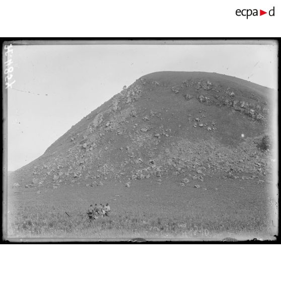 Lac de l'Eboga. Aspect d'un pic des bords du cratère. (roches basaltiques). [légende d'origine]