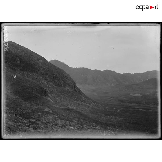 Lac de l'Eboga. Vue panoramique de la moitié du cirque de l'Eboga. [légende d'origine]