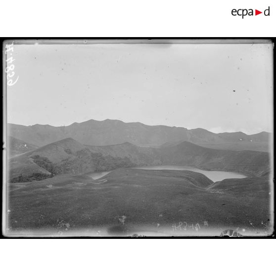 Lac de l'Eboga. Vue panoramique de la moitié du cirque de l'Eboga. Ces deux clichés se raccordent. [légende d'origine]