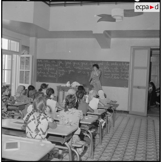 A l'intérieur d'une classe d'une école de filles, pendant un cours.