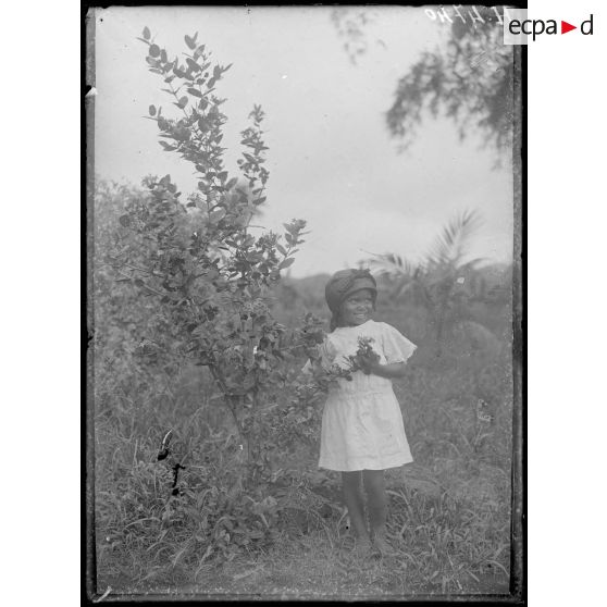 Djombé. Petite mulatresse du Cameroun. [légende d'origine]