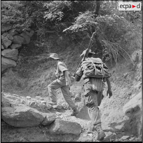 Les militaires de la 2e compagnie du 6e bataillon de chasseurs alpins (6e BCA) escortent les adjointes sanitaires et sociales rurales auxiliaires (ASSRA) jusqu'au village voisin d'Aït-Aïssa.