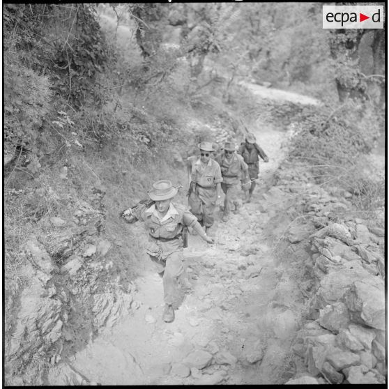 Les militaires de la 2e compagnie du 6e bataillon de chasseurs alpins (6e BCA) escortent les adjointes sanitaires et sociales rurales auxiliaires (ASSRA) jusqu'au village voisin d'Aït-Aïssa.