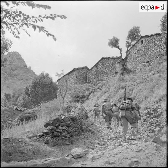 Les militaires de la 2e compagnie du 6e bataillon de chasseurs alpins (6e BCA) escortent les adjointes sanitaires et sociales rurales auxiliaires (ASSRA) jusqu'au village voisin d'Aït-Aïssa.