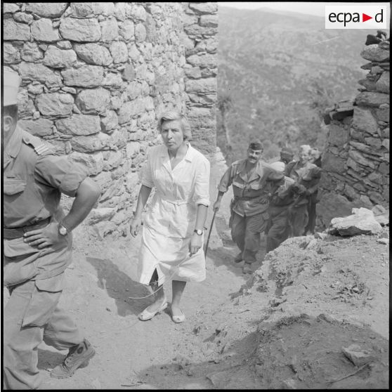 Les militaires de la 2e compagnie du 6e bataillon de chasseurs alpins (6e BCA) escortent les adjointes sanitaires et sociales rurales auxiliaires (ASSRA) jusqu'au village voisin d'Aït-Aïssa.