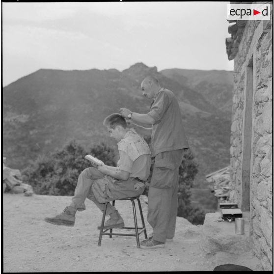 A Ticklich-Ihadaden, les appelés de la 2e compagnie du 6e bataillon de chasseurs alpins (6e BCA) s'improvisent coiffeur quand cela devient nécessaire.