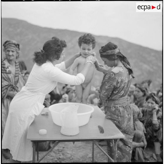 Toilette, bain et soins quotidiens d'un enfant sous les yeux des mères attentives.