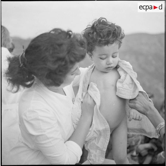 Toilette, bain et soins quotidiens d'un enfant.