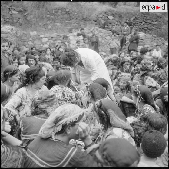 Une assistante sociale montre aux femmes des villages de Tacklich- Ihadaden, Tifilcout et de Ait-Ayaya comment préparer un biberon avec du lait en poudre.