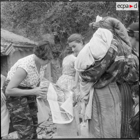 Des assistantes sociales distribuent de la nourriture aux femmes du village de Tacklich-Ihadaden,