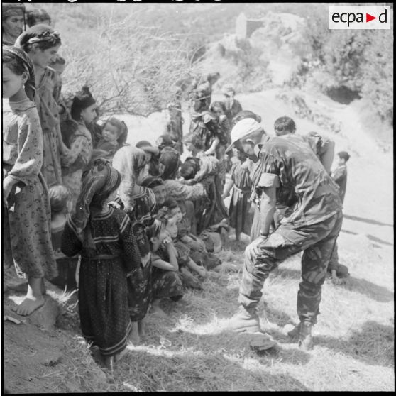 Les femmes du village de Tacklich Ihadaden attendent leur tour pour recevoir des vêtements pour leurs enfants.