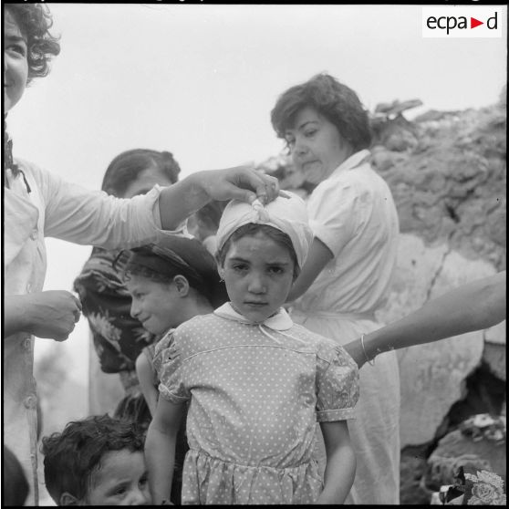 Portrait d'une jeune fille du village de Tacklich Ihadaden qui vient de recevoir des soins.