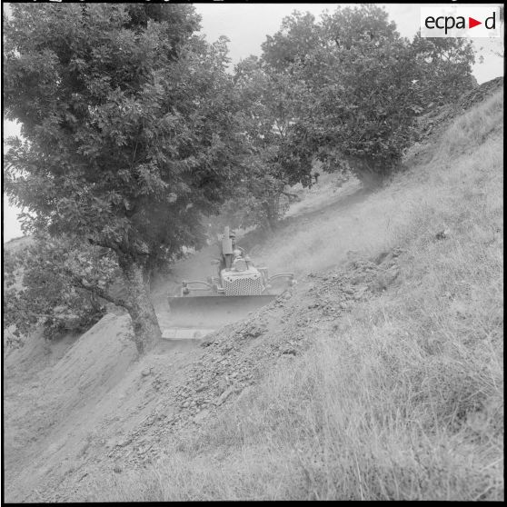 La compagnie du Génie de la 10e division parachutiste (10e DP) aménage une route dans la montagne pour accéder au village de Tacklich Ihadaden.