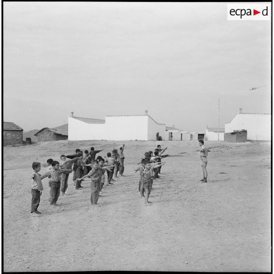 Séance de gymnastique pour le groupe de garçons de l'école du petit village qui dépend de la section administrative spécialisée (SAS) de Sidi Naâmane, commune de la wilaya de Tizi Ouzou.