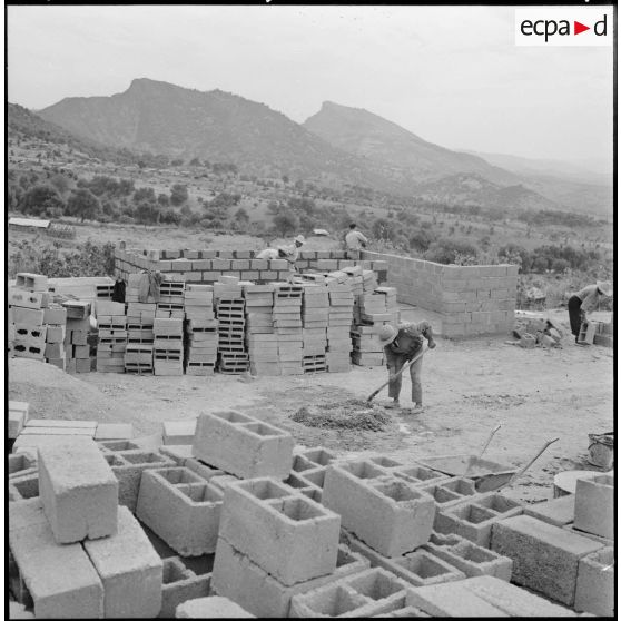 Vue de la construction de la cité de Makhzen, de la section administrative spécialisée (SAS) de Sidi Naâmane, commune de la wilaya de Tizi Ouzou.