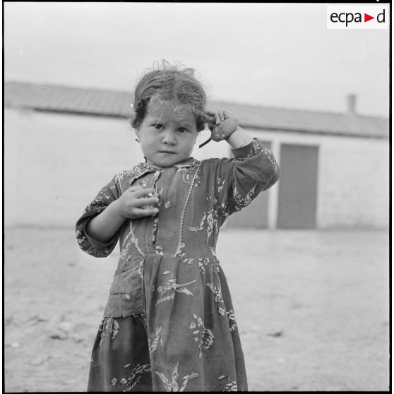 Portrait d'une petite fille d'un petit village qui dépend de la section administrative spécialisée (SAS) de Sidi Naâmane, commune de la wilaya de Tizi Ouzou.