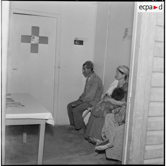 A l'intérieur de la salle d'attente de l'infirmerie d'un petit village qui dépend de la section administrative spécialisée (SAS) de Sidi Naâmane, commune de la wilaya de Tizi Ouzou.