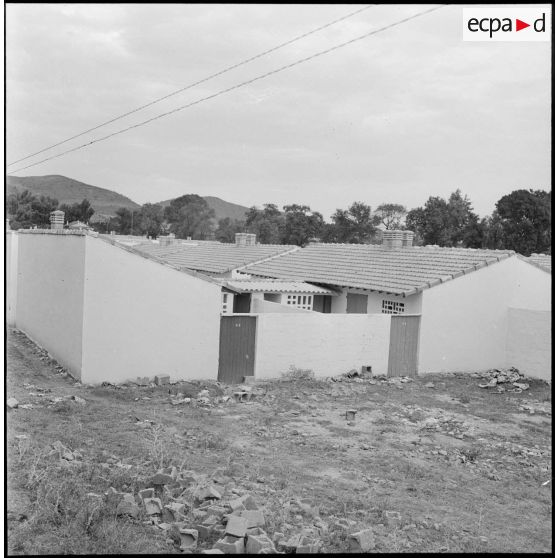 Vue d'une maison du centre de regroupement de Mirabeau, commune de la wilaya de Tizi Ouzou, en Kabylie.