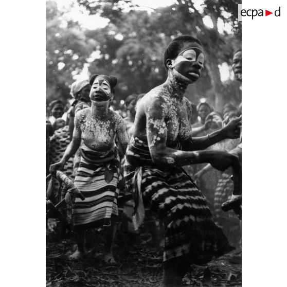 République de Côte d'Ivoire, Duékoué, 1965. Scène de danse Guéré.