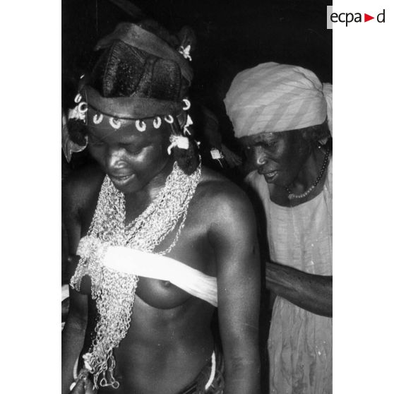 République de Côte d'Ivoire, 1962. Fête nocturne à Korhogo. Danseuse.