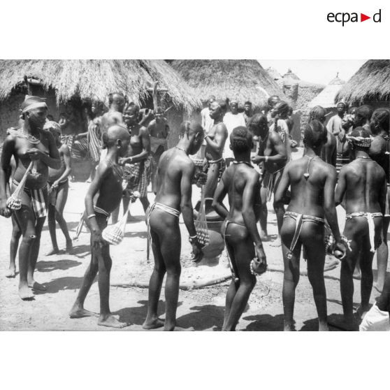 République de Côte d'Ivoire, Korhogo, 1962. Scène de danse dans un village Sénoufo.