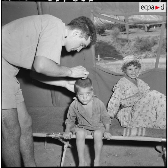 Des enfants du village de Taliouine, situé dans la vallée de l'Oued Isser, reçoivent des soins à l'antenne médicale (AMG).