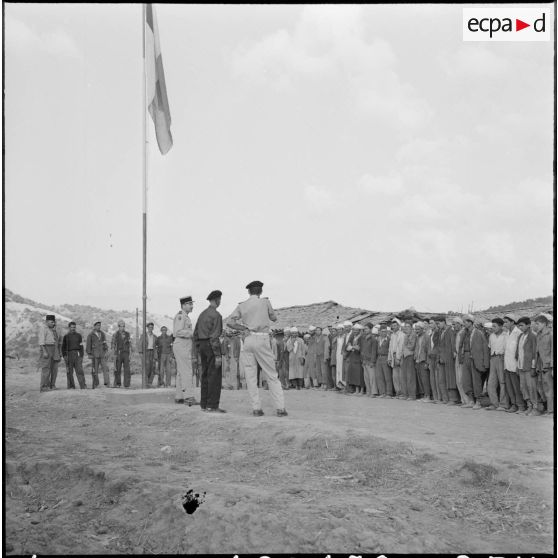 Cérémonie aux couleurs au centre de regroupement de Taliouine, situé dans la vallée de l'Oued Isser.