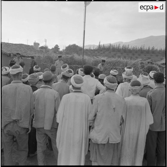 Réunion au centre de regroupement de Taliouine, situé dans la vallée de l'Oued Isser, après la cérémonie aux couleurs.