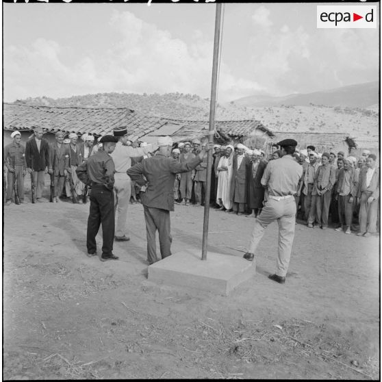 Réunion au centre de regroupement de Taliouine, situé dans la vallée de l'Oued Isser, après la cérémonie aux couleurs.