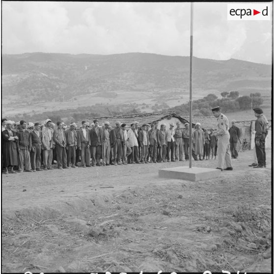 Réunion au centre de regroupement de Taliouine, situé dans la vallée de l'Oued Isser, après la cérémonie aux couleurs.