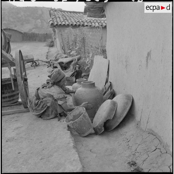 Portrait d'une femme qui fait de la poterie.