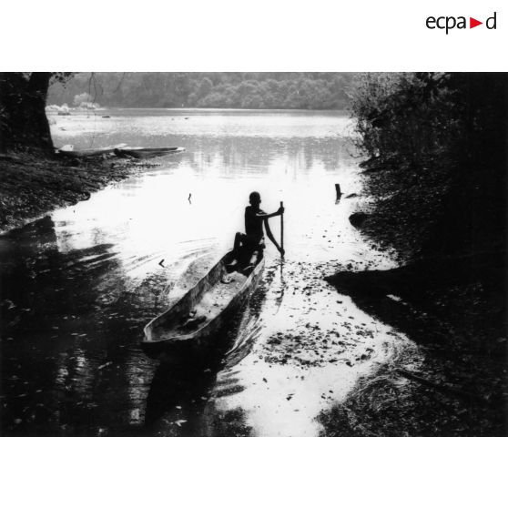 République de Côte d'Ivoire, 1965. Pirogue sur la rivière Bandama.