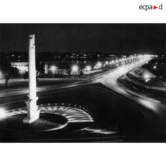 République de Côte d'Ivoire, Abidjan, 1958. Le pont Houphouët-Boigny et le monument à la Gloire de la Côte d'Ivoire, place de la République.