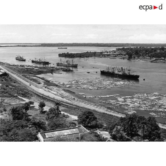 République de Côte d'Ivoire, Abidjan, 1965. Le port aux bois.