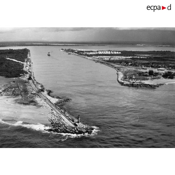 République de Côte d'Ivoire, 1965. Le canal de Vridi.