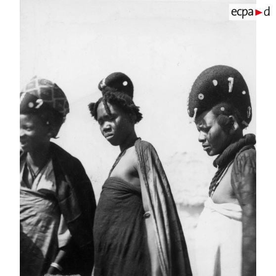 République unie du Cameroun, arrondissement de Mora, 1949. Coiffures de femmes Mandara.