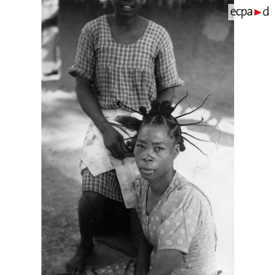 République unie du Cameroun, Yaoundé, 1943. Séance de coiffure.