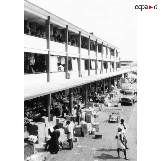 République unie du Cameroun, Yaoundé, 1970. Le marché couvert.