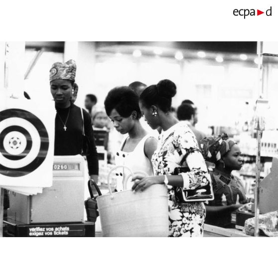 République unie du Cameroun, Yaoundé, 1970. Intérieur d'un grand magasin.