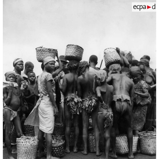 République unie du Cameroun, Bingue, Tiko, 1951. Marché d'arachides.