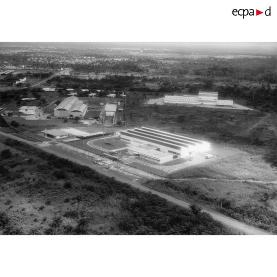 République unie du Cameroun, Douala, 1969. Fabrique de chaussures Bata.