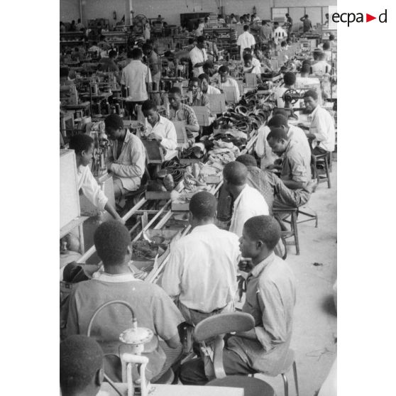 République unie du Cameroun, Douala, 1969. Fabrique de chaussures Bata.