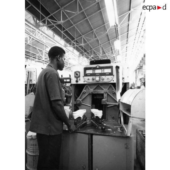 République unie du Cameroun, Douala, 1969. Fabrique de chaussures Bata.