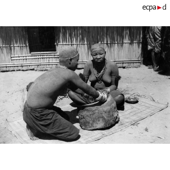 République populaire du Congo, Tchikoumbi, 1942. Jeunes filles Bavili (Vili), à la recherche d'un mari. Préparatifs de danse.