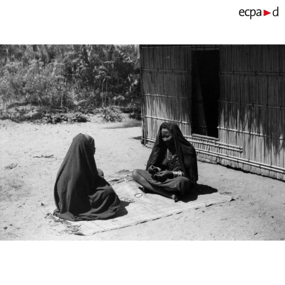 République populaire du Congo, Tchikoumbi, 1942. Jeunes filles Bavili (Vili), à la recherche d'un mari. Préparatifs de danse.