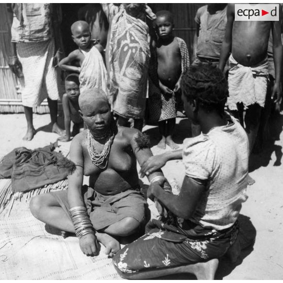 République populaire du Congo, Tchikoumbi, 1942. Jeunes filles Bavili (Vili), à la recherche d'un mari. Préparatifs de danse.