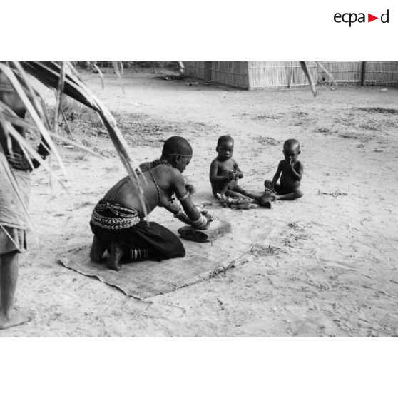 République populaire du Congo, Tchikoumbi, 1943. Jeune fille Bavili (Vili), se préparant à danser.